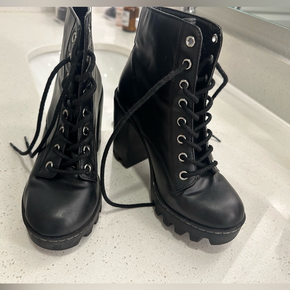 Super cute for fall or winter boot! - Picture 2 of 4